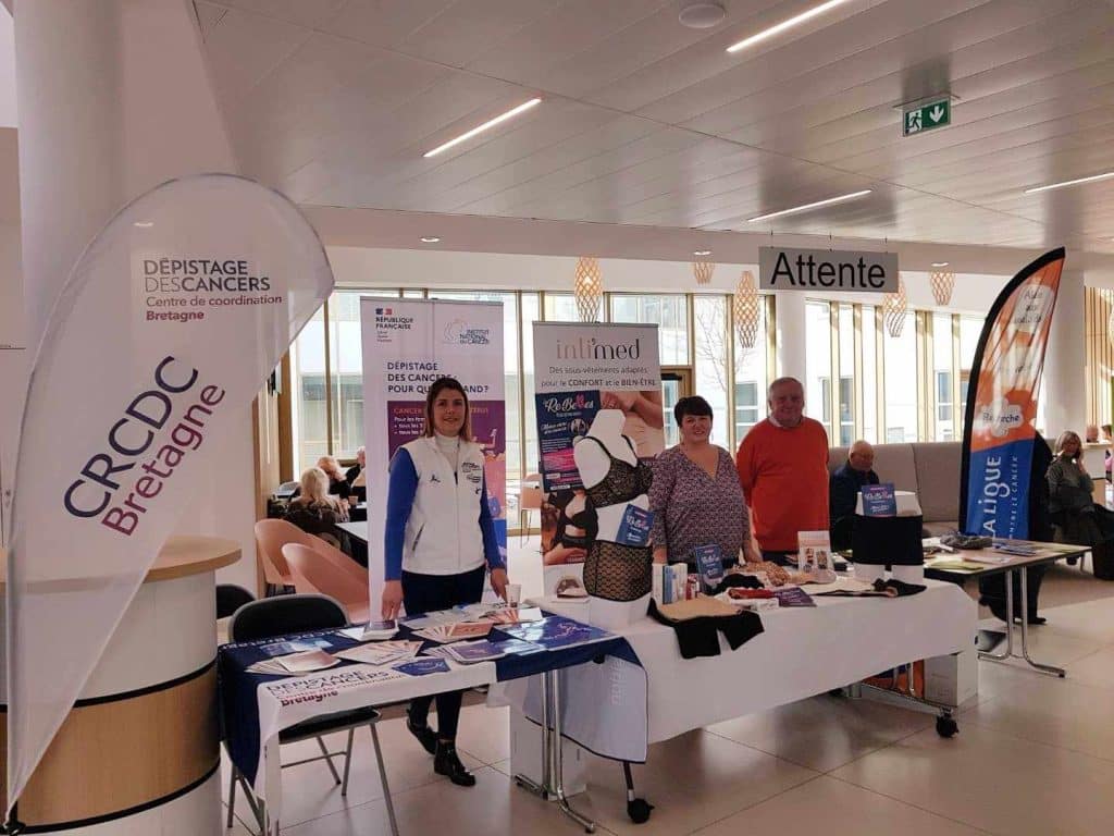 stand mars bleu centre hospitalier de St Brieuc avec la ligue contre le cancer comité 22 et le CRCDC dépistage des cancers