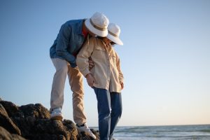 Les chapeaux Soway offrent une très haute protection solaire, UPF 50+ (le coton a un UPF moyen de 15). Certifiés avec la norme de protection solaire australienne (la plus sévère).Lorsque les rayons infrarouges du soleil touchent notre peau, nous ressentons de la chaleur. Les chapeaux Soway repoussent les infrarouges, ils ne chauffent donc pas au soleil (jusqu’à 10° de moins sous un chapeau Soway).