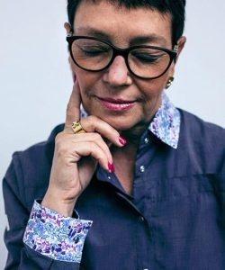 femme en traitement de chimio recherchant des articles adaptés